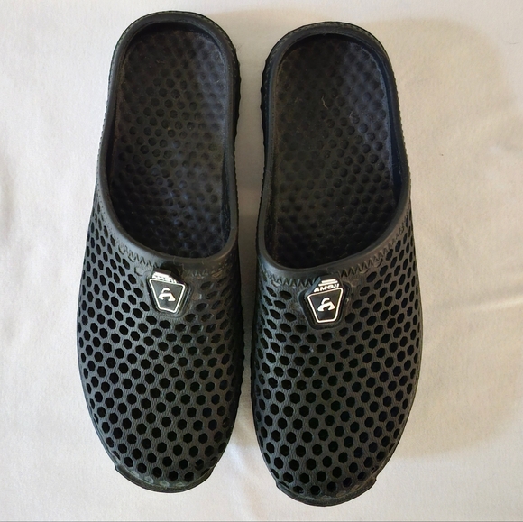 Amoji Unisex Clogs - Picture 2 of 7